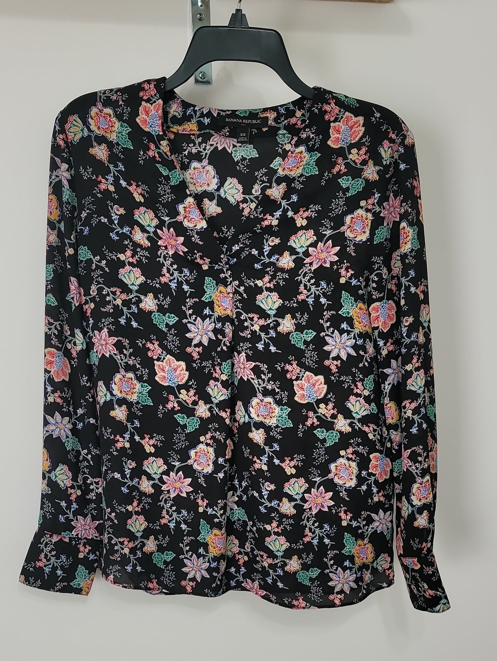 Banana Republic Black Floral V-Neck Long Sleeve Blouse